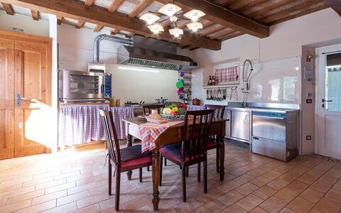 Cascina Marianna 12+4: Møbel, Indretning, Træ, Gulvbelægning, Loft, Køkken, Bord, Etage, Hjem, Køkken & Spisebord