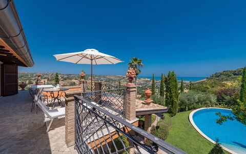 Fontespina 6: Estate, Udvej, Altan, Eco Hotel, Hacienda, Skygge, Villa, Landscaping, Svømmepøl, Mansion