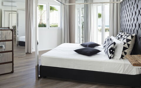 Portoverde Beach Villa 12: Møbel, Seng, Indretning, Soveværelse, Sengetøj, Gulvbelægning, Etage, Sengetøj, Værelse, Træ