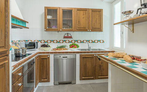 Villa Rasena 6: Køkken, Træ, Countertop, Indretning, Cabinetry, Møbel, Gulvbelægning, Køkken Apparat, Større Bandage, Værelse