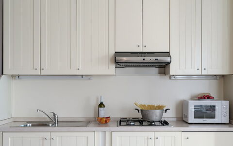 Arcimboldo House 2+2: Køkken, Køkken Apparat, Cabinetry, Indretning, Træ, Countertop, Møbel, Større Bandage, Belysning, Hjem