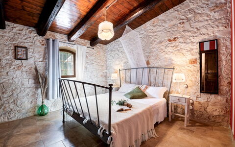 Trulli Littoria 4: Væg, Møbel, Soveværelse, Indretning, Loft, Seng, Belysning, Sengetøj, Sengetøj, Etage
