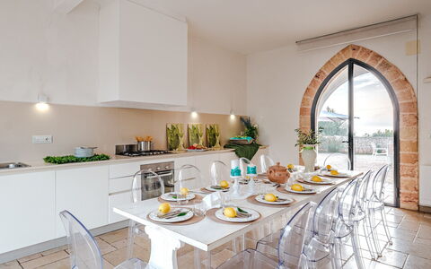 Villa Manco 12: Møbel, Indretning, Bord, Stol, Køkken & Spisebord, Loft, Spisestue, Restaurant, Stueplante, Lysarmatur