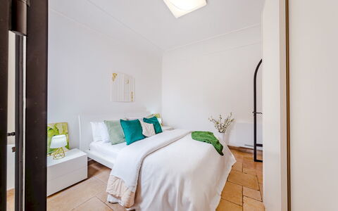 Villa Manco 12: Indretning, Møbel, Gulvbelægning, Etage, Væg, Seng, Træ, Loft, Værelse, Soveværelse