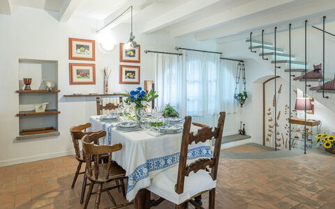 Casa Ciculino 8: Møbel, Indretning, Væg, Gulvbelægning, Bord, Spisestue, Etage, Loft, Stol, Belysning