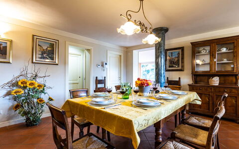Villa Luigina 8: Møbel, Indretning, Spisestue, Gulvbelægning, Bord, Træ, Loft, Værelse, Køkken & Spisebord, Stol
