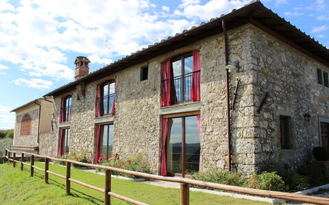 Villa la Poiana 10: Dør, Sommerhus, Stuehus, Estate, Skydevindue, Gård, Mursten, Villa, Stueplante, Altan
