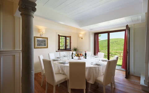 Villa la Poiana 10: Møbel, Indretning, Bord, Stol, Loft, Værelse, Gulvbelægning, Køkken & Spisebord, Etage, Spisestue