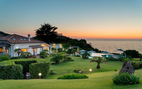 Villa Ambra 10: Udvej, Hav, Kyst, Eco Hotel, Have, Ocean, Landscaping, Tropics, Estate, Lawn