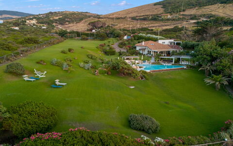 Villa Ambra 10: Landskab, Udvej, Svømmepøl, Estate, Eco Hotel, Have, Lawn, Hacienda, Landscaping, Villa