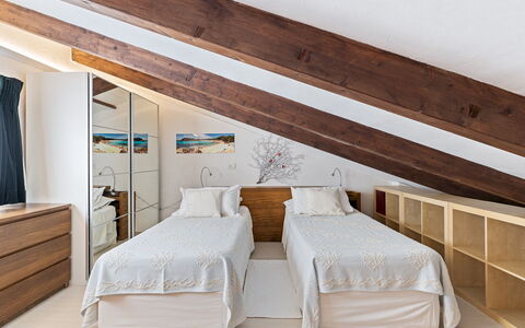 Villa Ambra 10: Indretning, Seng, Møbel, Gulvbelægning, Etage, Soveværelse, Træ, Loft, Værelse, Lejlighed