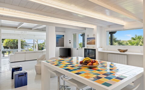 Villa Ambra 10: Indretning, Møbel, Gulvbelægning, Etage, Loft, Træ, Køkken, Hjem, Bord, Værelse