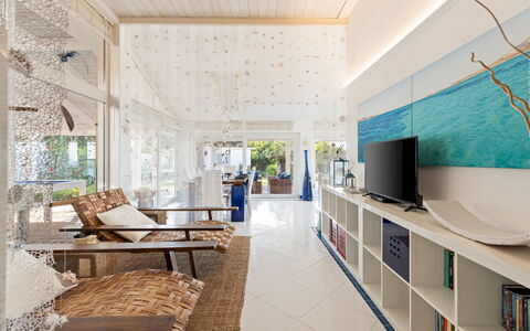 Villa Ambra 10: Indretning, Møbel, Gulvbelægning, Loft, Etage, Couch, Belysning, Stue, Stol, Hjem