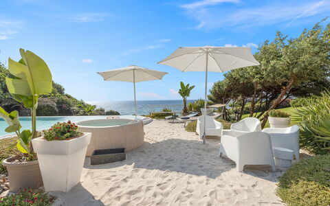 Villa Ambra 10: Udendørs Møbler, Paraply, Skygge, Hav, Tropics, Fritid, Udvej, Kyst, Liggestol, Ocean