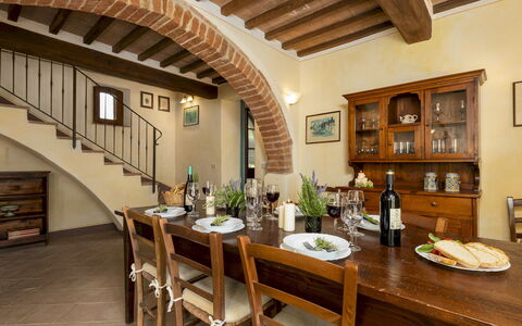 Podere Madonna di Mezzo 6: Møbel, Indretning, Bord, Gulvbelægning, Træ, Loft, Stol, Køkken & Spisebord, Spisestue, Værelse