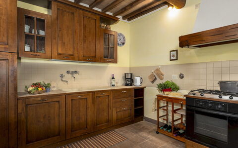 Podere Madonna di Mezzo 6: Cabinetry, Møbel, Køkken, Countertop, Gulvbelægning, Træ, Indretning, Køkken Apparat, Skab, Skuffe