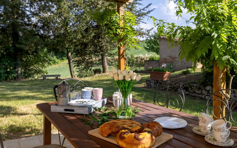 Podere Madonna di Mezzo 6: Møbel, Bord, Bordservice, Mad, Udendørs Møbler, Udendørs Bord, Serveware, Dug, Stol
