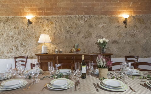 Villa Angelini 14+7: Møbel, Bord, Indretning, Køkken & Spisebord, Spisestue, Gulvbelægning, Stol, Dug, Bordservice, Etage