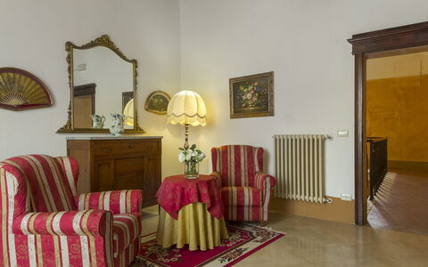 Villa Angelini 14+7: Møbel, Indretning, Væg, Gulvbelægning, Træ, Billedramme, Etage, Værelse, Stue, Belysning