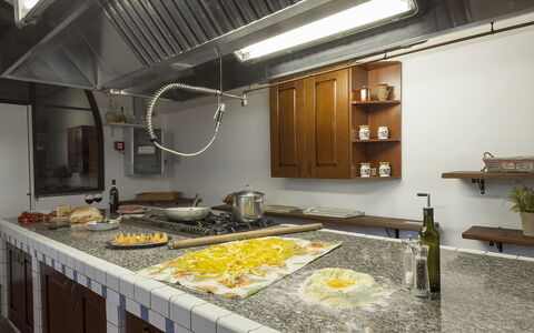 Villa Angelini 14+7: Køkken, Countertop, Indretning, Belysning, Gulvbelægning, Loft, Lysarmatur, Værelse, Cabinetry, Komfur