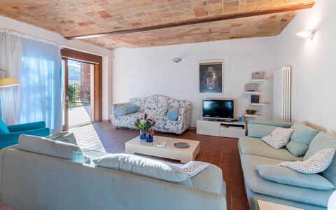 Cascina la Valle 10+2: Møbel, Indretning, Couch, Gulvbelægning, Træ, Etage, Bord, Værelse, Stol, Stue