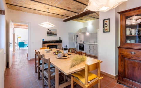 Cascina la Valle 10+2: Møbel, Indretning, Gulvbelægning, Væg, Etage, Træ, Loft, Værelse, Bord, Spisestue