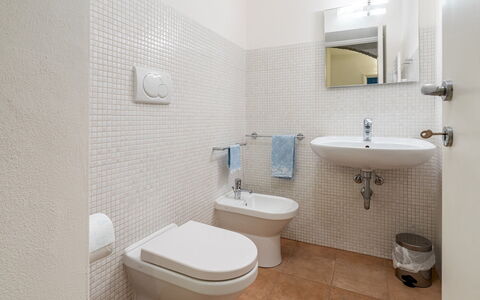 Cascina la Valle 10+2: Toiletbræt, Badeværelse, Gulvbelægning, Sanitærarmatur, Toilet, Væg, Etage, Indretning, Badeværelsesvask, Håndvask