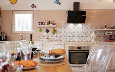 White Stone House 6+1: Indretning, Køkken, Gulvbelægning, Møbel, Belysning, Countertop, Værelse, Køkken Apparat, Lysarmatur, Loft