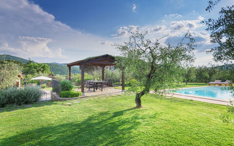 Vinciluna 4: Have, Stuehus, Bjergkæde, Lawn, Eco Hotel, Landscaping, Parkere, Svømmepøl, Hacienda, Udvej