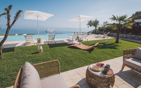 Villa Triscele 10: Hav, Ocean, Udvej, Udendørs Møbler, Kyst, Skygge, Fritid, Landscaping, Eco Hotel, Tropics