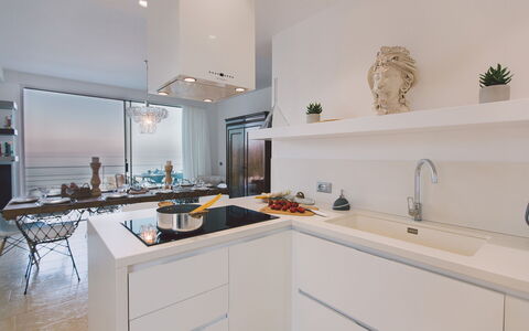 Villa Triscele 10: Køkken, Countertop, Indretning, Gulvbelægning, Cabinetry, Køkken Apparat, Sanitærarmatur, Håndvask, Tap, Køkkenvask