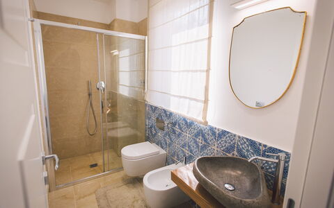 Villa Triscele 10: Gulvbelægning, Etage, Sanitærarmatur, Indretning, Badeværelse, Flise, Værelse, Toiletbræt, Vvs, Toilet