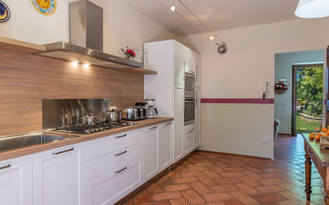 Il Borgo 16: Køkken, Countertop, Køkken Apparat, Indretning, Større Bandage, Gulvbelægning, Træ, Cabinetry, Møbel, Hjem