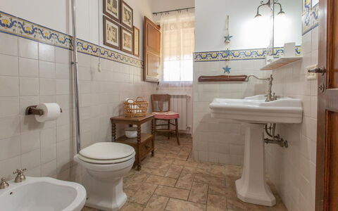 Il Giardino dei Limoni 8: Gulvbelægning, Indretning, Etage, Sanitærarmatur, Flise, Toiletbræt, Håndvask, Toilet, Badeværelse, Molding