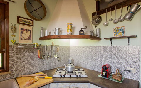 Il Giardino dei Limoni 8: Køkken, Indretning, Gulvbelægning, Countertop, Køkken Apparat, Etage, Værelse, Belysning, Hjem, Møbel