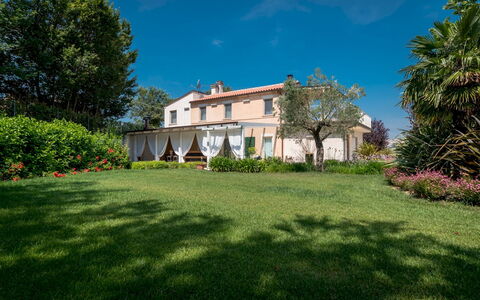 Casa Angela 6: Busk, Have, Estate, Lawn, Landscaping, Hacienda, Gård, Skygge, Villa, Stuehus