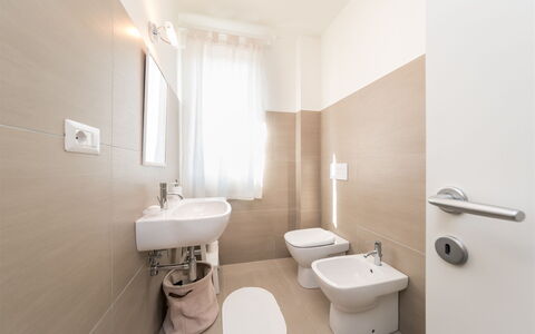 Casa di Eolo 8+2: Gulvbelægning, Etage, Sanitærarmatur, Toilet, Indretning, Badeværelse, Toiletbræt, Vvs, Håndvask, Bidet
