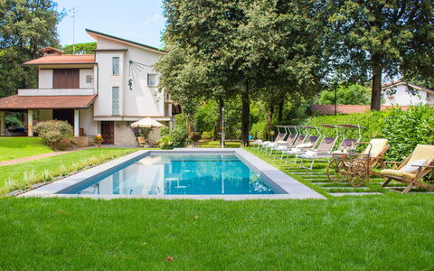 Villa la Meridiana 8+1: Svømmepøl, Boligområde, Hus, Hjem, Udvej, Busk, Have, Estate, Lawn, Backyard