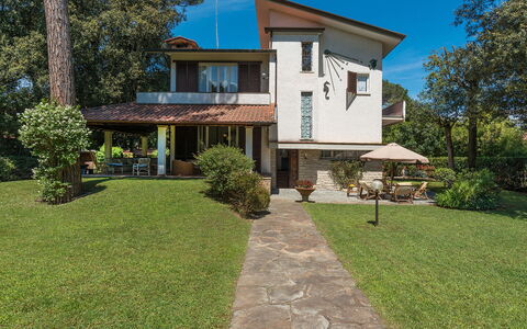 Villa la Meridiana 8+1: Bygning, Hjem, Boligområde, Hus, Tag, Busk, Sommerhus, Menneskelig Bosættelse, Estate, Forstad