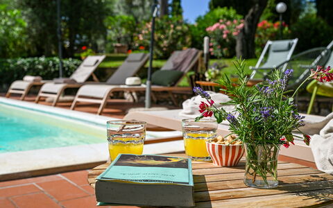 Villa Caterina 8: Svømmepøl, Udendørs Møbler, Møbel, Udvej, Liggestol, Eco Hotel, Have, Stol, Udendørs Bord, Skygge