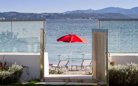 Villa Amar 4: Hav, Coastal Og Oceaniske Landskabsformer, Kyst, Ocean, Udendørs Møbler, Strand, Kyst, Skygge, Tropics, Paraply