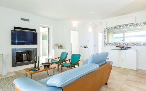 Villa Amar 4: Møbel, Indretning, Couch, Gulvbelægning, Loft, Stue, Etage, Hjem, Lejlighed, Værelse