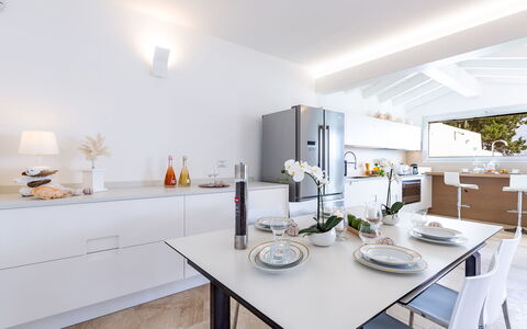 Villa Amar 4: Indretning, Møbel, Køkken, Countertop, Gulvbelægning, Hjem, Belysning, Lejlighed, Loft, Bord