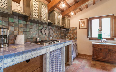 Villa Ambrah 12+1: Træ, Køkken, Indretning, Gulvbelægning, Countertop, Etage, Loft, Hjem, Flise, Værelse