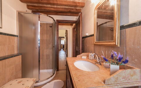 Villa Ambrah 12+1: Indretning, Gulvbelægning, Træ, Sanitærarmatur, Etage, Badeværelsesvask, Badeværelse, Loft, Tap, Belysning