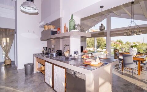 Villa Aura 6: Køkken, Møbel, Indretning, Gulvbelægning, Countertop, Hjem, Loft, Etage, Stol, Belysning