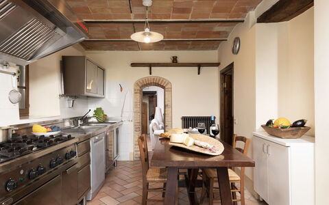Villa di Morice 14: Møbel, Køkken, Indretning, Gulvbelægning, Countertop, Køkken Apparat, Cabinetry, Træ, Loft, Etage