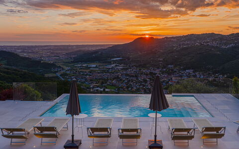 Villa Elena 9+1: Svømmepøl, Bakke, Skumring, Afterglow, Solopgang, Fritid, Solnedgang, Hill Station, Aften, Eco Hotel