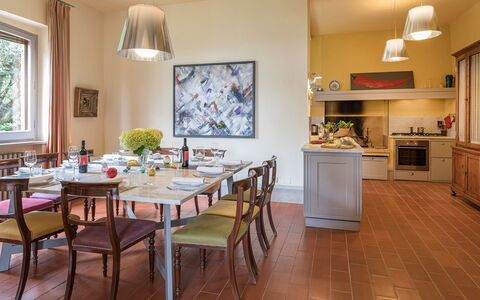 Villa Il Cedro 10+1: Møbel, Indretning, Gulvbelægning, Bord, Stol, Spisestue, Træ, Loft, Køkken & Spisebord, Værelse