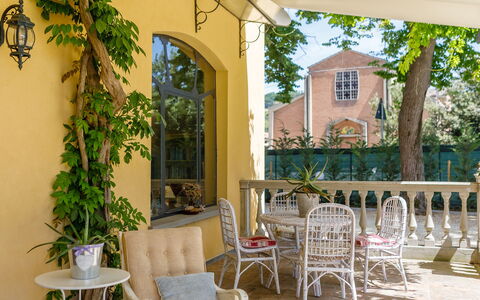 La Casa di Nanì 8: Møbel, Veranda, Dør, Stol, Udendørs Møbler, Hjem, Blomsterkrukke, Skygge, Kolonne, Stueplante